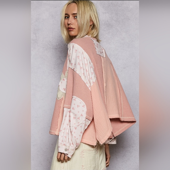 #828 POL Oversized Top in Thermal with Patch Detail Pointed Floral Pattern - Picture 4 of 7